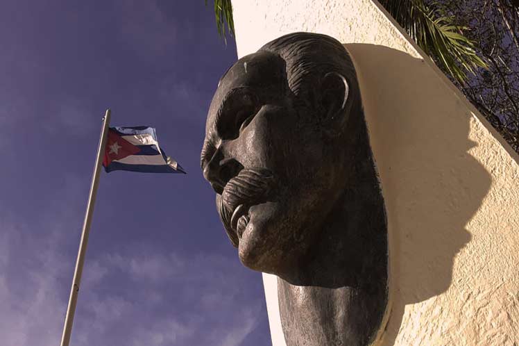 Cartões postais de Cuba: Equações, luz, uma praça, Martí