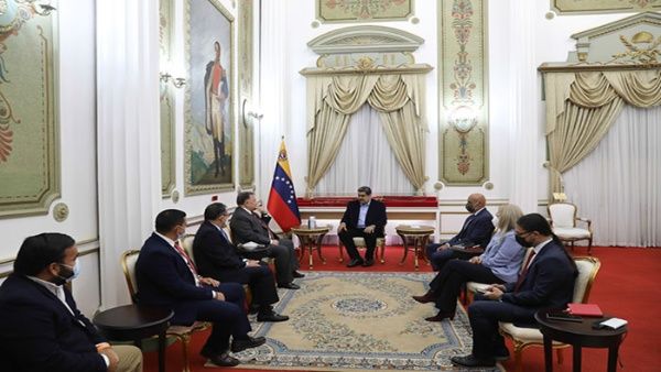 governadores-e-prefeitos-tomam-posse-na-venezuela
