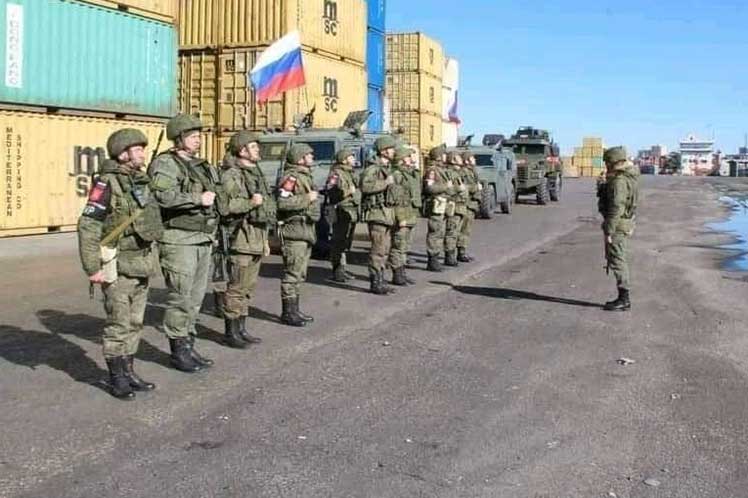 soldados-russos-e-sirios-patrulham-o-porto-de-latakia