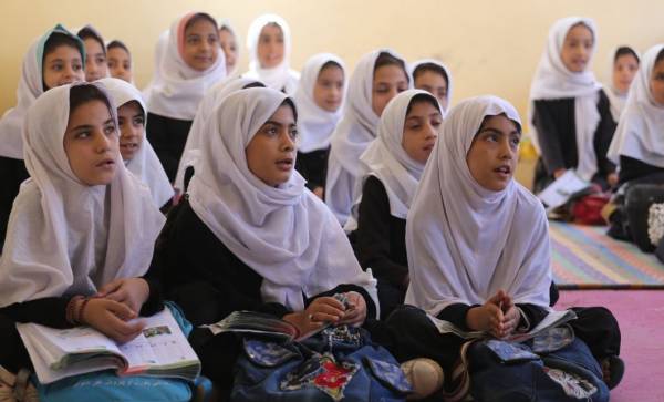 Afganistan-reabrir-escuelas-femeninas
