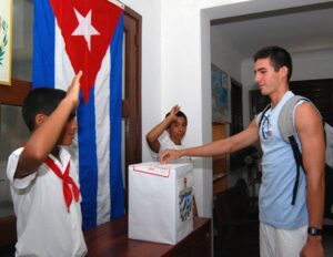 Jovenes-arribantes-a-edad-electoral-acudiran-a-urnas-en-Cuba-300x232