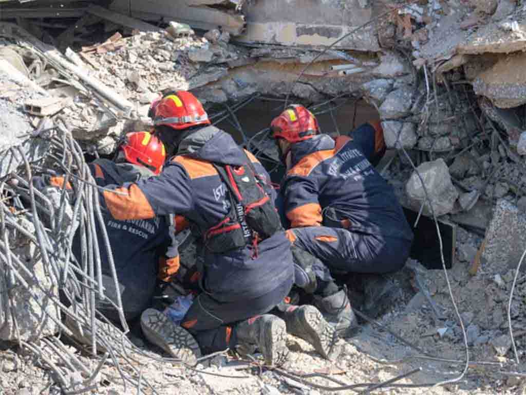 socorristas-quirguizes-salvam-vidas-dias-apos-terremotos-na-turquia