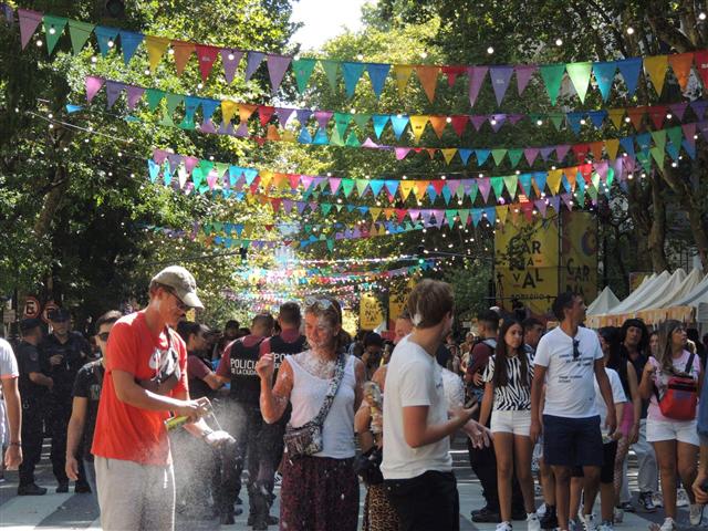 Cientos de personas presencian el carnaval en la capital argentina (+fotos)