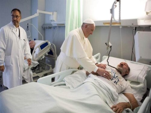 papa-francisco-visita-enfermo-500x375