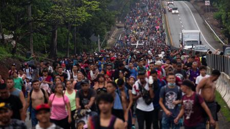 marcha-de-miles-de-inmigrantes-de-la-region-hacia-la-frontera-sur