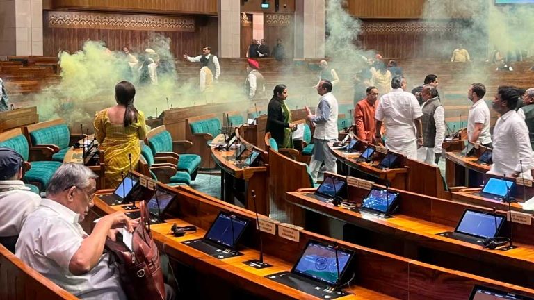 Arrojan-bombas-de-humo-durante-sesion-parlamentaria-de-India-768x432