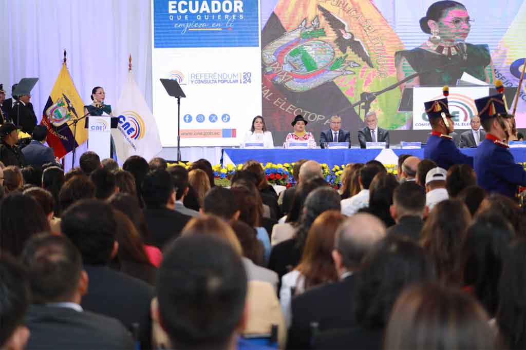 abrem-os-colegios-inicia-a-consulta-popular-e-referendo-em-equador
