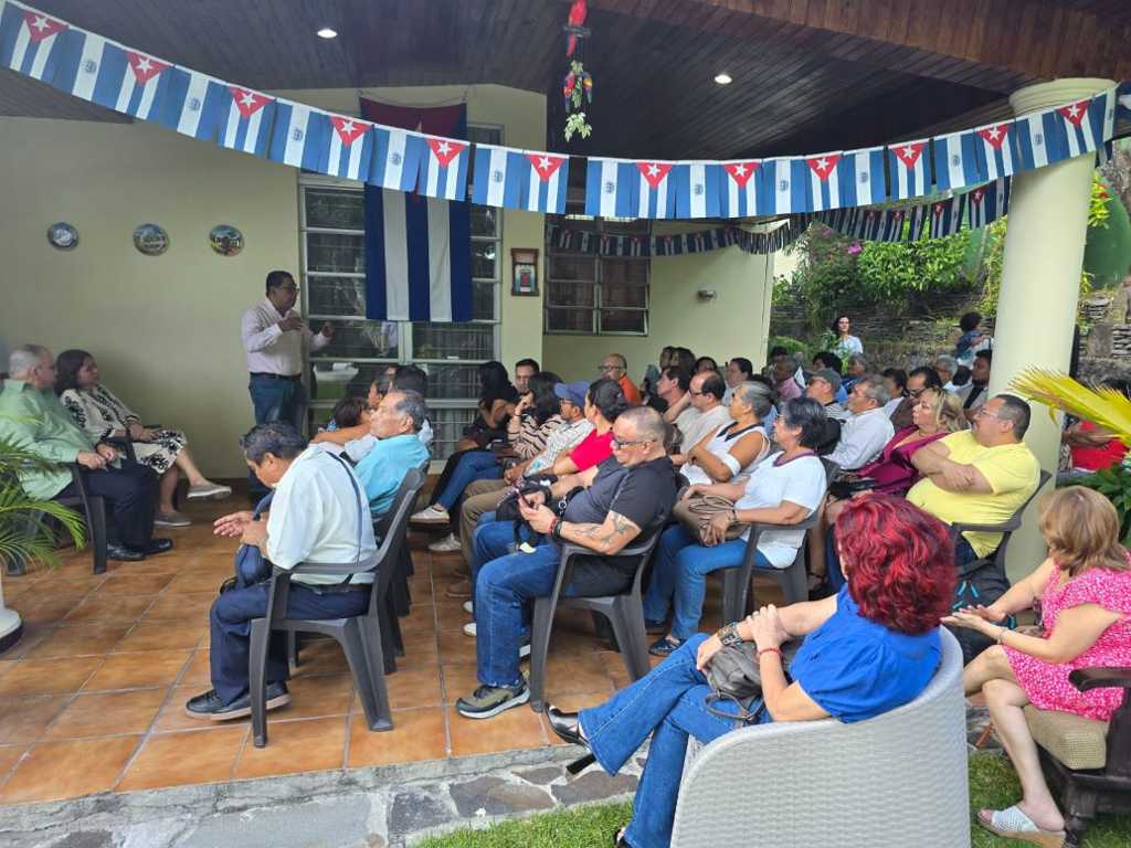 Salvadorenhos em abraço solidário com Cuba em 2025