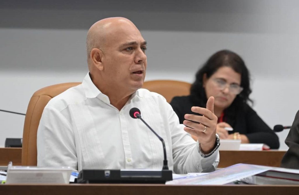 Bureau Político Cubano Ajusta Programa pra Plenário do Comitê Central